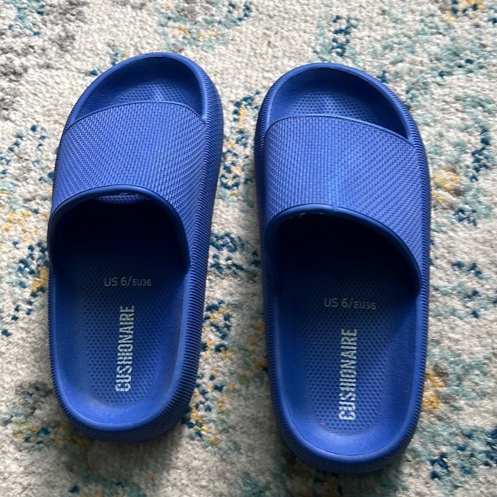 CUSHIONAIRE Women's Feather cloud recovery slide sandals